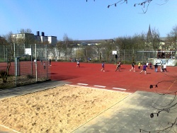 Der Sportplatz neben der Schule