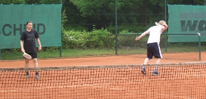 Bild von Tennis spielenden Schlern.